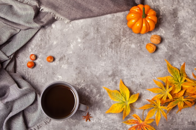 Xícara de café com folhas de outono