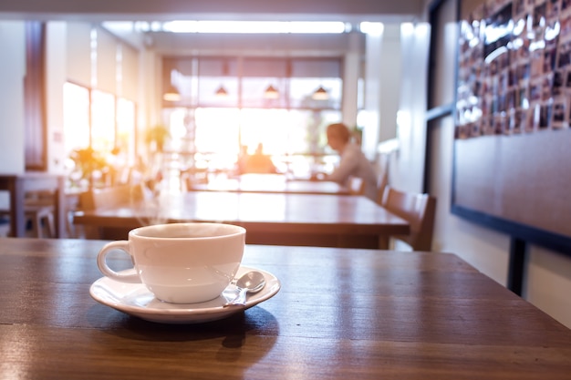 xícara de café com fumaça na mesa no café.