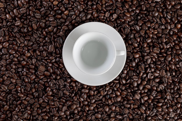 Foto xícara de café com fundo de grãos de café