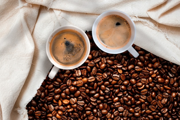 Xícara de café com grãos de café na mesa