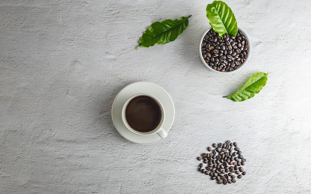 Xícara de café com grãos de café no fundo branco