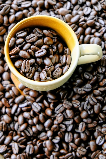Xícara de café com grãos de café