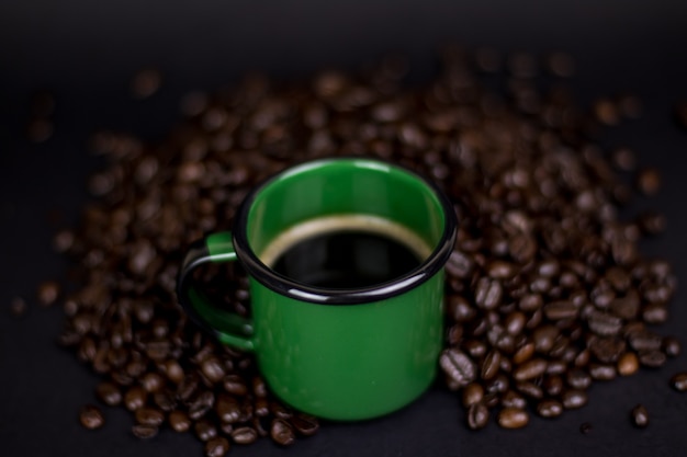 Xícara de café com grãos em um fundo escuro