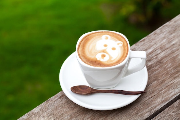 Xícara de café com leite como cara de urso