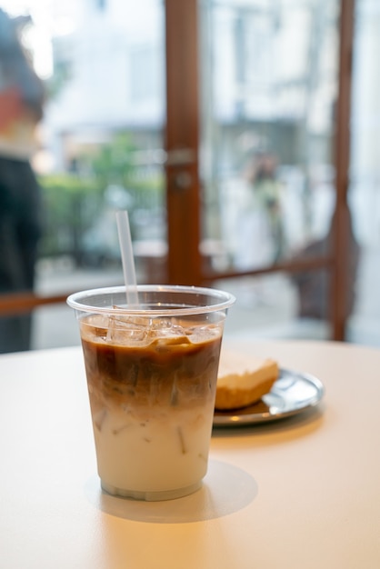 xícara de café com leite gelado em café restaurante