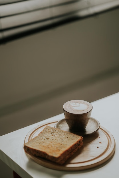 Xícara de café com leite na mesa branca no café no horário da manhã Vista superior