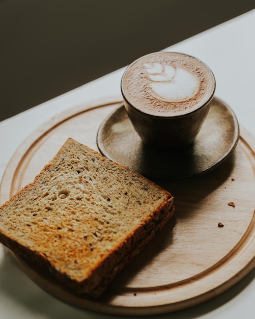 Xícara de café com leite na mesa branca no café no horário da manhã Vista superior