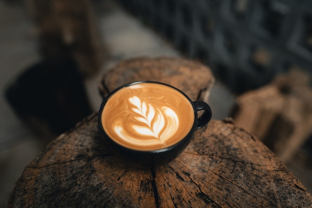 Xícara de café com leite no café sho, café com leite feito pela barista