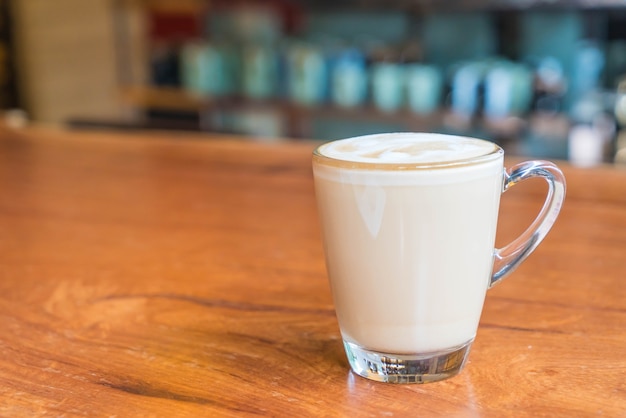 Xícara de café com leite quente