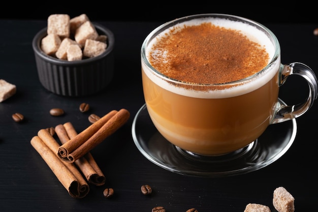 Xícara de café com leite sobre fundo escuro Latte quente ou Cappuccino preparado com leite