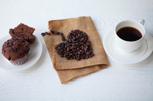 Xícara de café com muffins de chocolate