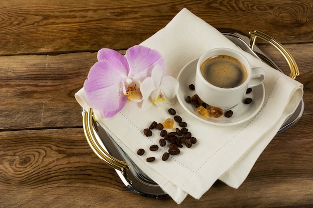 Foto xícara de café com orquídeas brancas e rosa