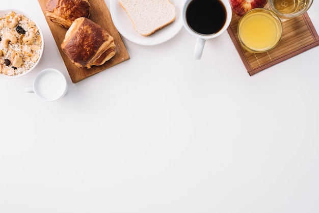 Foto xícara de café com pão e farinha de aveia na mesa