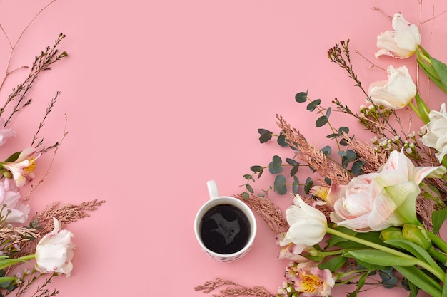xícara de café com tulipa rosa