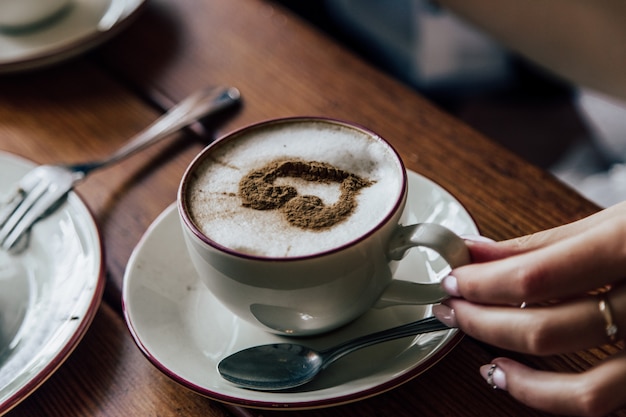 Xícara de café com um coração