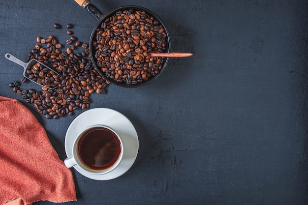 Xícara de café com vista superior e grãos de café