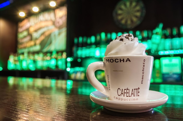 Xícara de café CON PANNA no bar