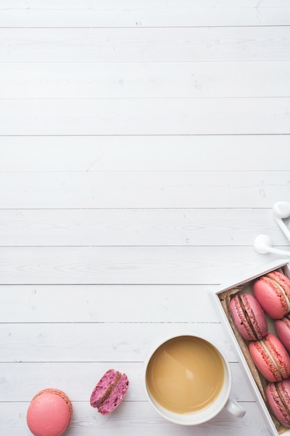 Foto xícara de café, cookies de biscoito em uma caixa, flores com espaço de cópia