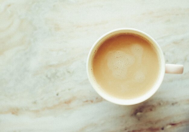 Xícara de café da manhã com leite na pedra de mármore, bebida quente na mesa, vista superior, fotografia de comida e inspiração de receita para blog de culinária ou livro de receitas