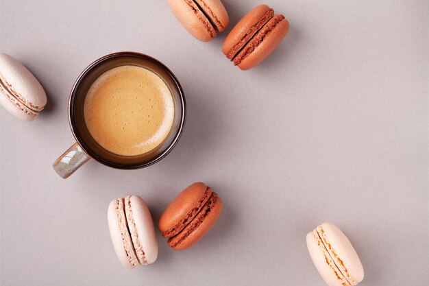 Foto xícara de café da manhã e sobremesa macaron ou macaron vista de cima estilo flat lay