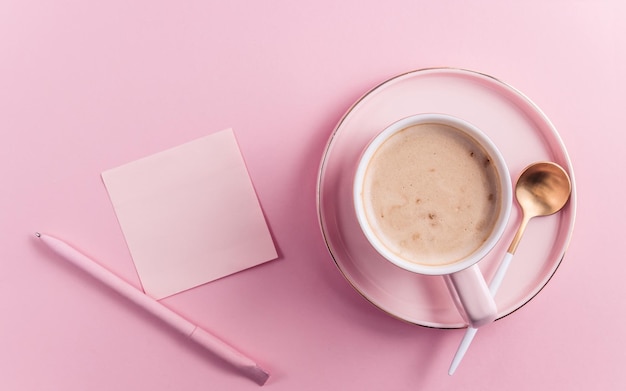 Foto xícara de café da manhã em fundo rosa vista superior com espaço de cópia