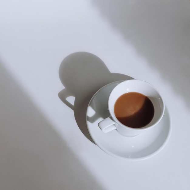 xícara de café da manhã luz da manhã café da manhã e conceito de estilo de vida vista superior espaço de cópia