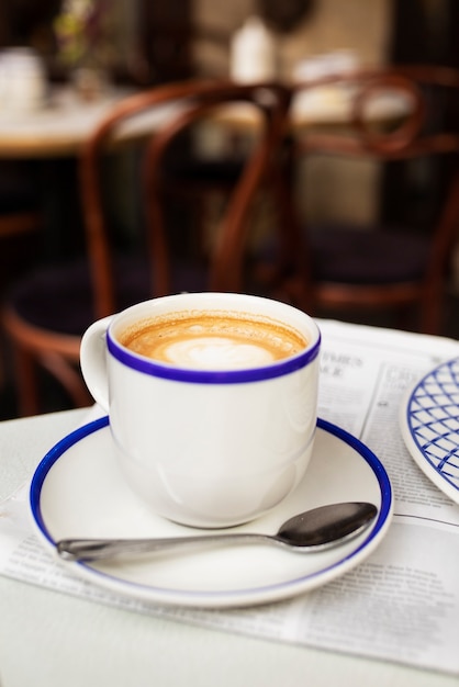 Foto xícara de café de alto ângulo em pratinho