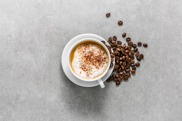 Xícara de café de cappuccino com grãos de café