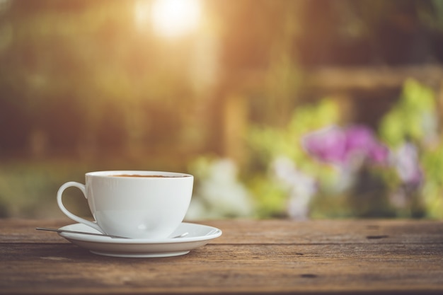 Xícara de café de cerâmica branca na mesa de madeira ou contador