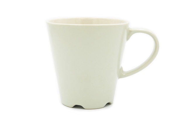 Xícara de café de cerâmica vazia isolada no fundo branco