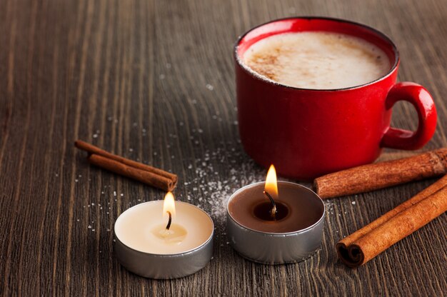 Xícara de café de cerâmica vermelha com canela