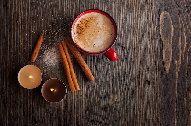 Xícara de café de cerâmica vermelha com canela