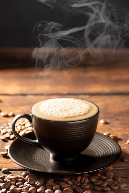 Xícara de café de foco seletivo de foto de estilo de comida escura com leite muito cremoso e quente