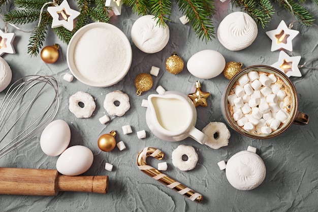 Xícara de café de natal com marshmallows
