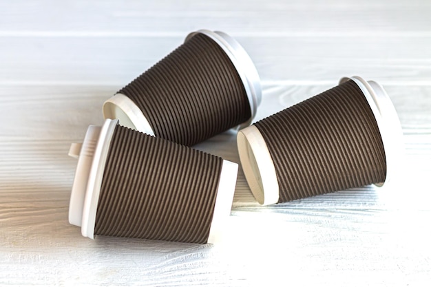 Xícara de café de papel descartável na mesa branca