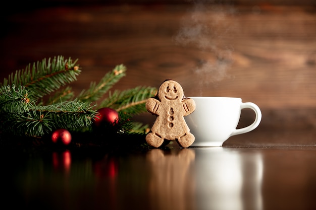 Xícara de café e biscoito de gengibre