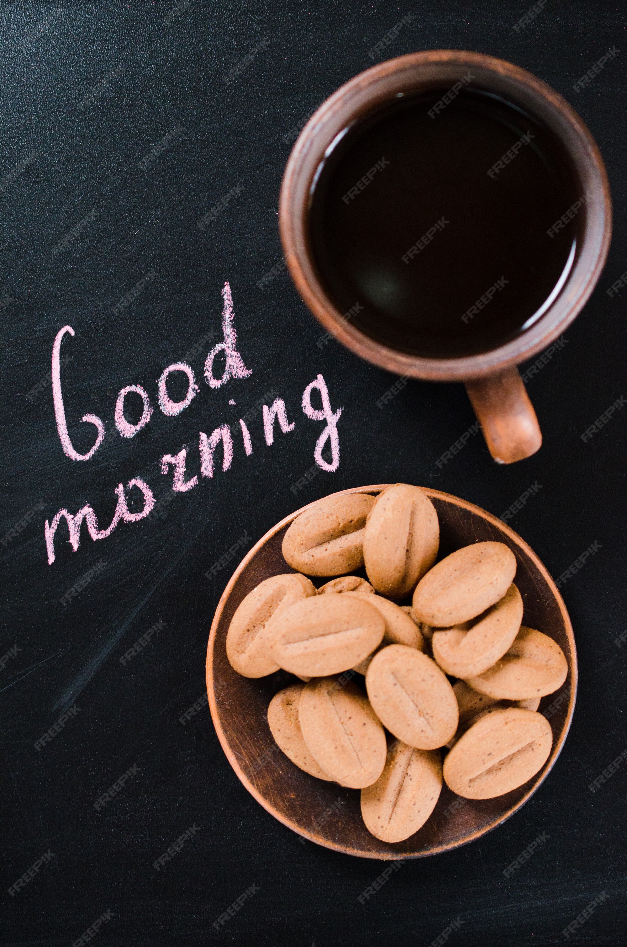 Xícara de café e biscoito em um fundo escuro. bom dia de inscrição. | Foto Premium Xícara de café e biscoito em um fundo escuro. bom dia de inscrição. | Foto Premium