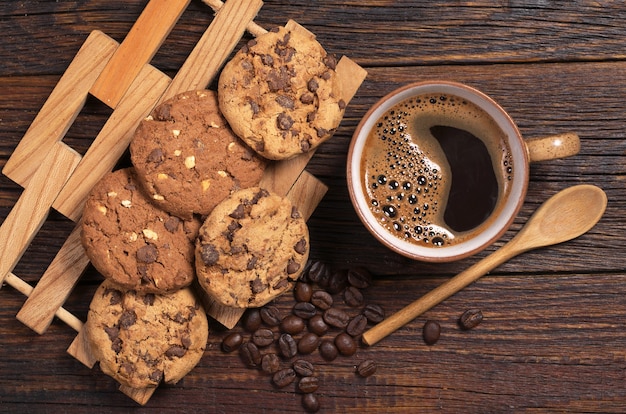 Xícara de café e biscoitos de chocolate