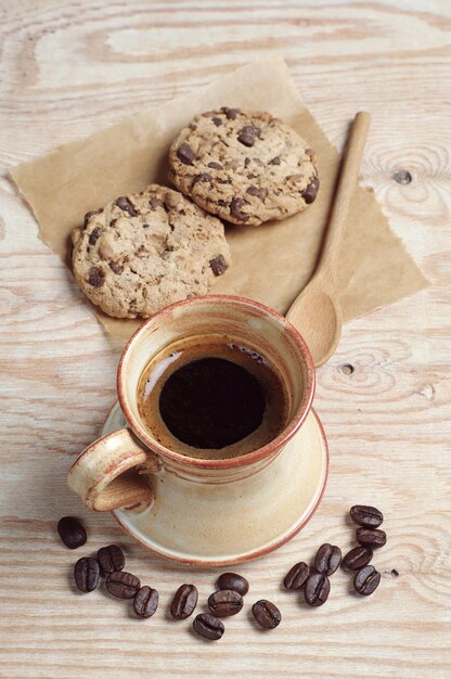 Xícara de café e biscoitos de chocolate