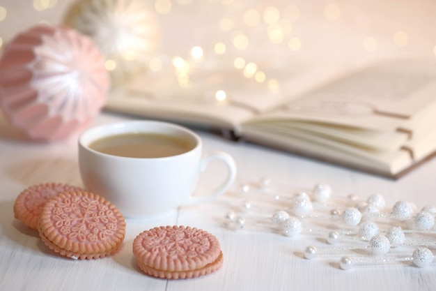 Xícara de café e biscoitos