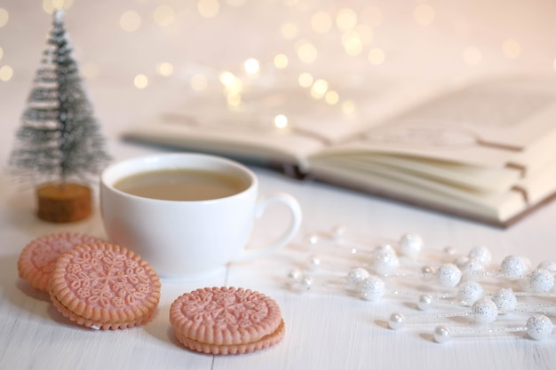 Xícara de café e biscoitos