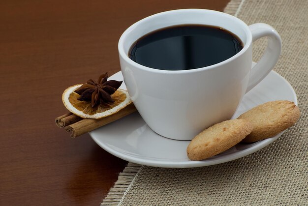 Xícara de café e biscoitos