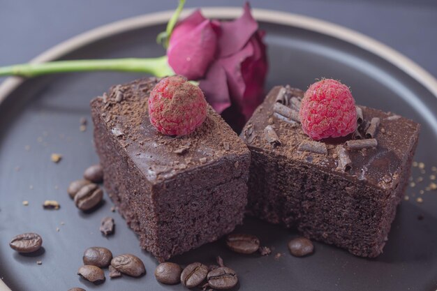 Xícara de café e brownie de bolo de chocolate