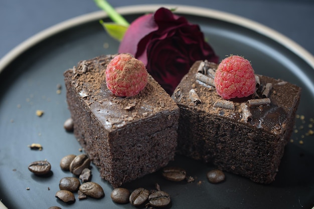 Xícara de café e brownie de bolo de chocolate