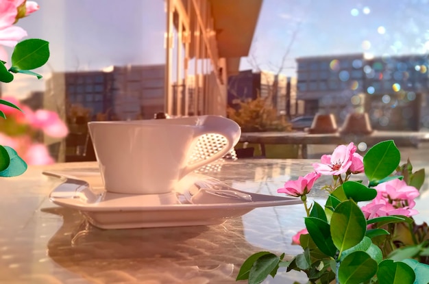 xícara de café e copo de vinho e vela na mesa de café de rua na cidade velha de Tallinn