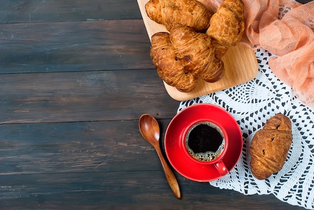 Foto xícara de café e croissants