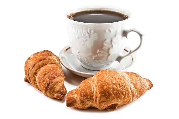 Foto xícara de café e deliciosos croissants frescos em fundo branco