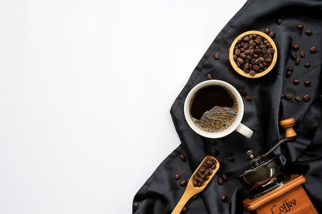 Xícara de café e feijão isolado no branco