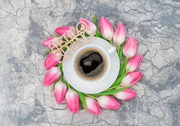 Xícara de café e flores de tulipa olá primavera postura plana floral