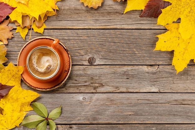 Xícara de café e folhas de outono
